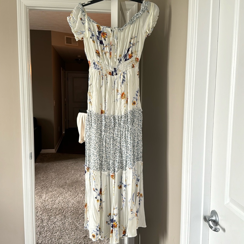 Only worn once maxi floral dress. Size small